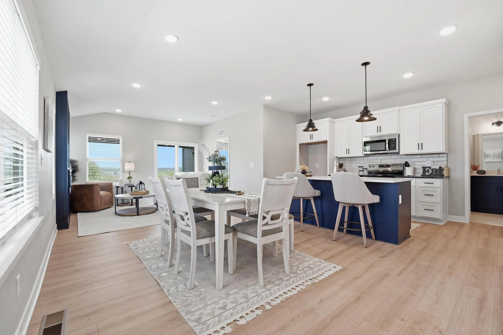 Lot 142 804 Glenn Cir Sunflower Farmhouse Dine In Kitchenet